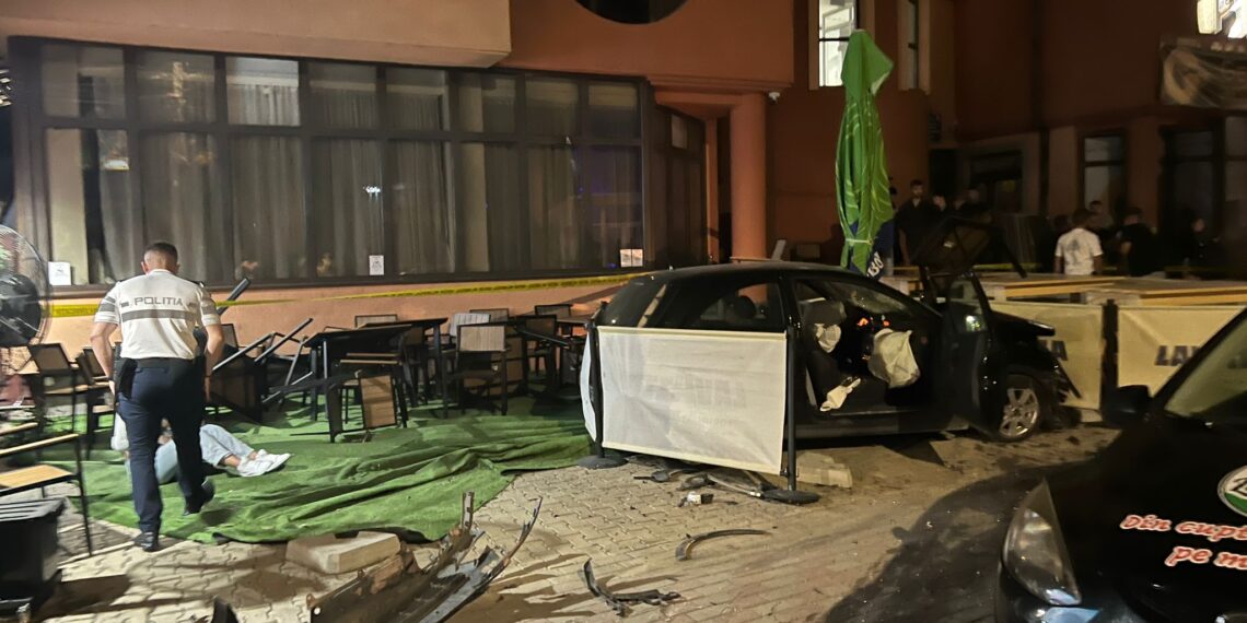Patru oameni la spital după un accident în Lugoj. Șoferul, băut și fără permis, a fugit de polițiști