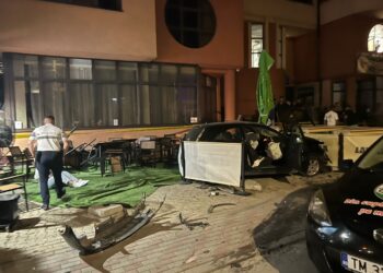 Patru oameni la spital după un accident în Lugoj. Șoferul, băut și fără permis, a fugit de polițiști