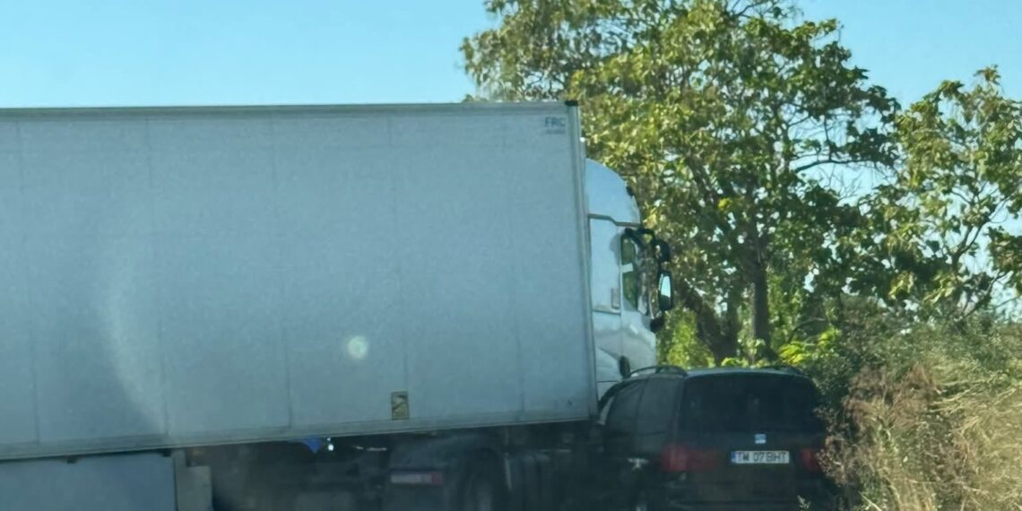Accident pe Calea Torontalului din Timișoara: două persoane au fost rănite după impactul dintre un camion și un autoturism