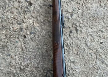 Percheziție în Oravița: armă letală deținută ilegal, descoperită de polițiști. Un bărbat a fost reținut