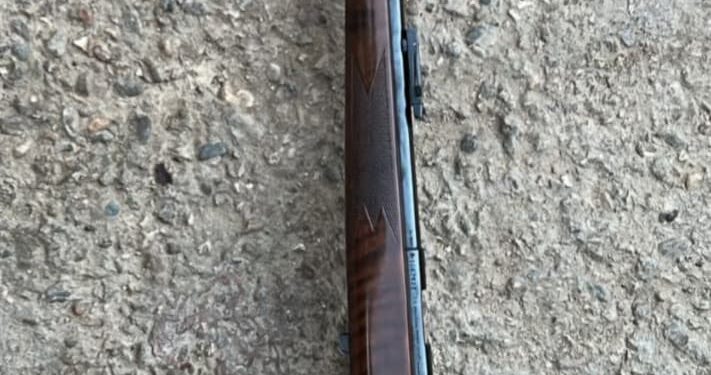 Percheziție în Oravița: armă letală deținută ilegal, descoperită de polițiști. Un bărbat a fost reținut