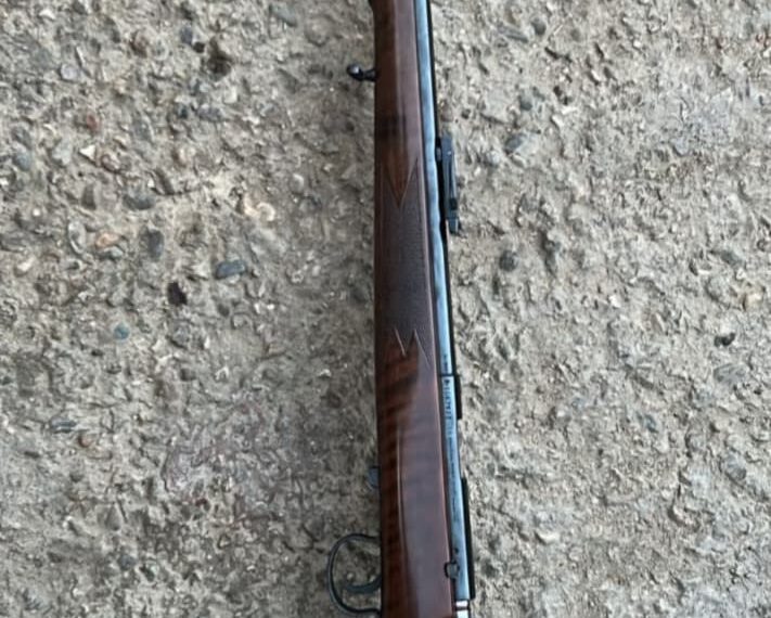 Percheziție în Oravița: armă letală deținută ilegal, descoperită de polițiști. Un bărbat a fost reținut