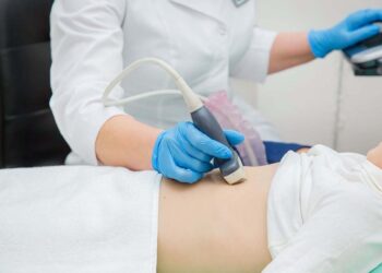 Când poate fi recomandată ecografia abdominală? Simptomele care nu trebuie ignorate