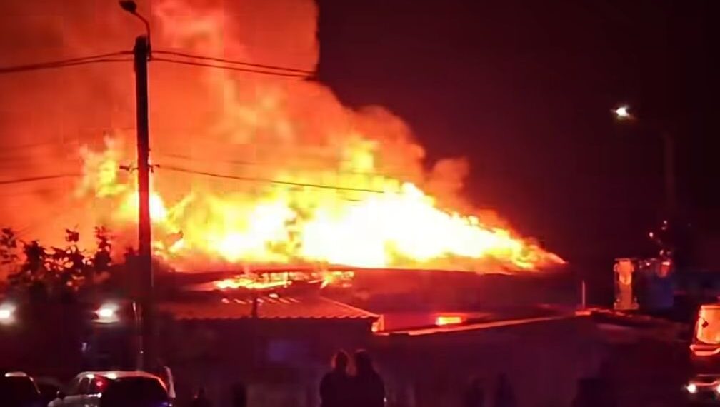 Tragedie la Săcălaz: un om a murit într-un incendiu izbucnit la un complex de locuințe sociale, iar altul a ajuns la spital/Video