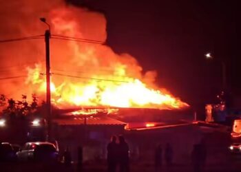 Tragedie la Săcălaz: un om a murit într-un incendiu izbucnit la un complex de locuințe sociale, iar altul a ajuns la spital/Video