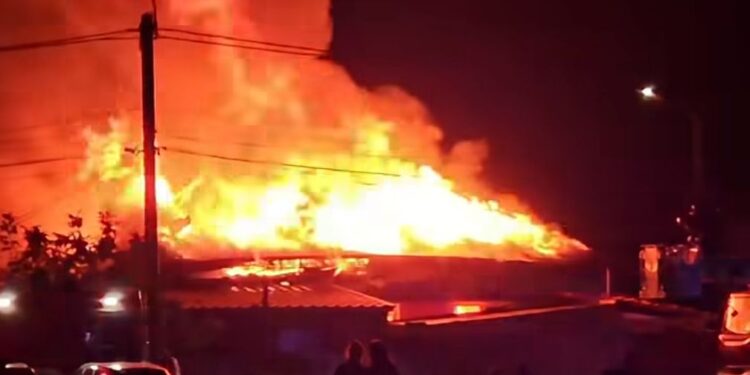 Tragedie la Săcălaz: un om a murit într-un incendiu izbucnit la un complex de locuințe sociale, iar altul a ajuns la spital/Video