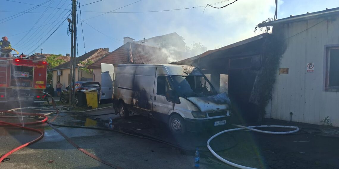 Incendiu puternic pe o stradă din Arad: două persoane au suferit arsuri, iar fumul a determinat emiterea unui mesaj RO-ALERT/Foto