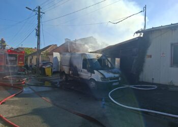 Incendiu puternic pe o stradă din Arad: două persoane au suferit arsuri, iar fumul a determinat emiterea unui mesaj RO-ALERT/Foto