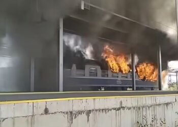 Incendiu la ultimul vagon al unui tren Regio, în gara Ilteu. Călătorii au fost evacuați în siguranță