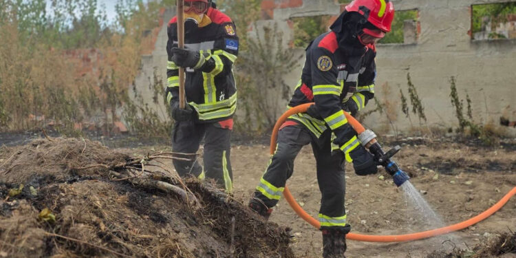 Pompierii români, alături de Serbia, pentru protejarea comunităților afectate de incendii/Foto