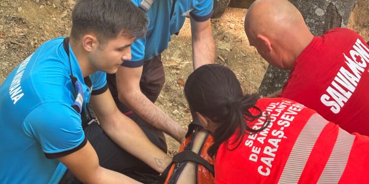 Turistă franceză accidentată pe traseul Semenic – Gărâna. Jandarmii montani au ajuns în doar 15 minute
