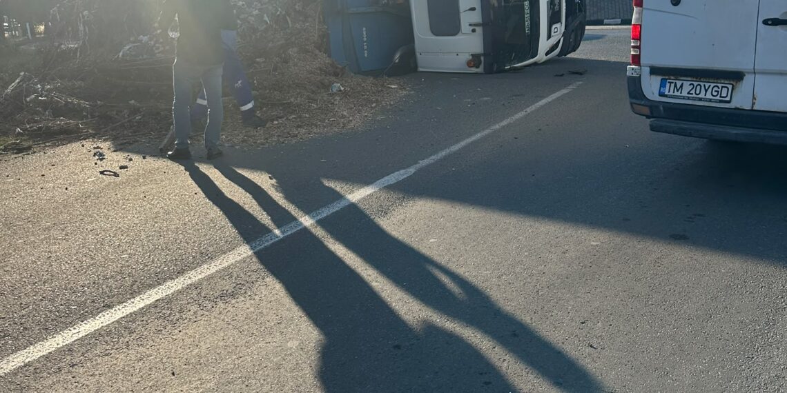 TIR încărcat cu deșeuri, răsturnat în sensul giratoriu de la Ghiroda