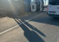TIR încărcat cu deșeuri, răsturnat în sensul giratoriu de la Ghiroda