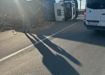 TIR încărcat cu deșeuri, răsturnat în sensul giratoriu de la Ghiroda