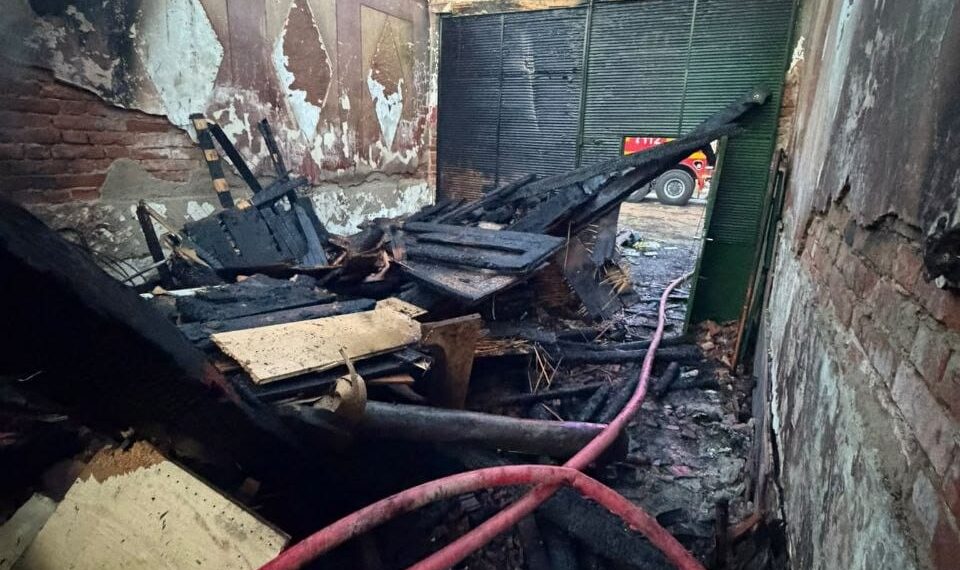 Erou în timpul liber. Un pompier din Lugoj a salvat o femeie dintr-o casă cuprinsă de flăcări
