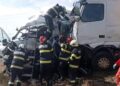 Accident mortal pe DN 6, în Caraș-Severin. Două femei au murit după impactul dintre două TIR-uri și un microbuz/Foto