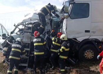 Accident mortal pe DN 6, în Caraș-Severin. Două femei au murit după impactul dintre două TIR-uri și un microbuz/Foto