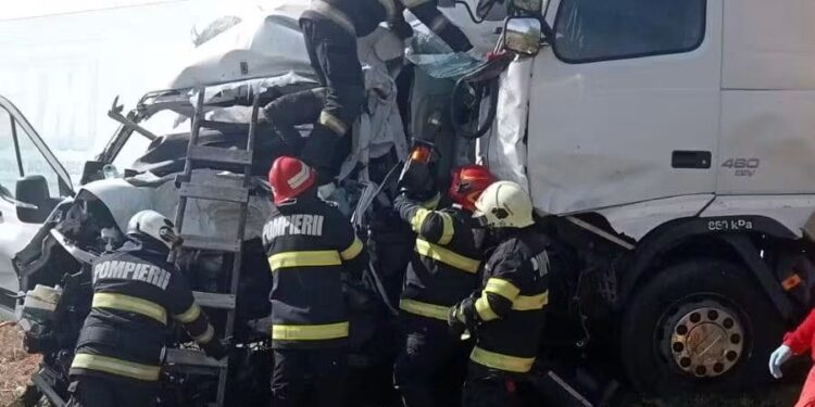 Accident mortal pe DN 6, în Caraș-Severin. Două femei au murit după impactul dintre două TIR-uri și un microbuz/Foto