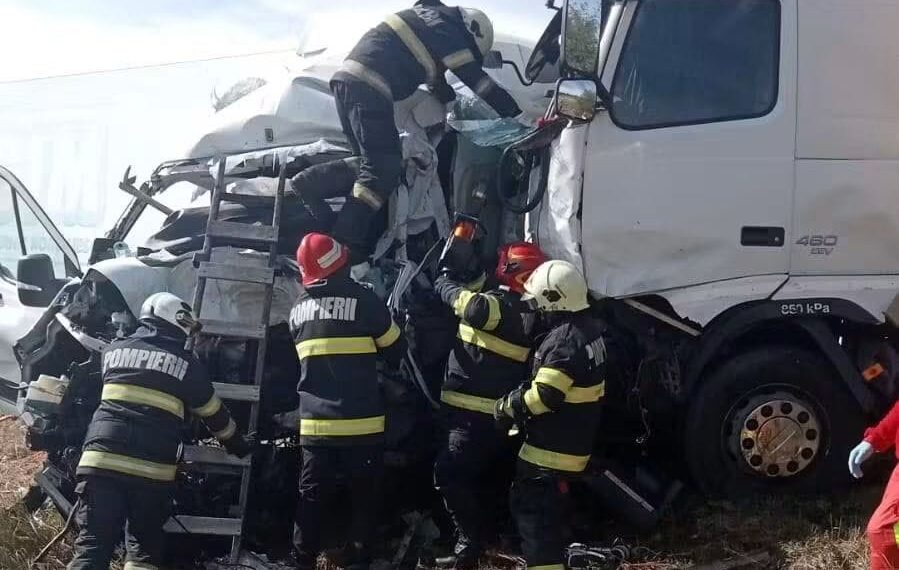 Accident mortal pe DN 6, în Caraș-Severin. Două femei au murit după impactul dintre două TIR-uri și un microbuz/Foto