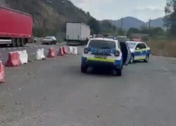 Focuri de armă și dispozitiv Spike pe DN6. Șofer urmărit de polițiști, cu peste 20 de infracțiuni rutiere