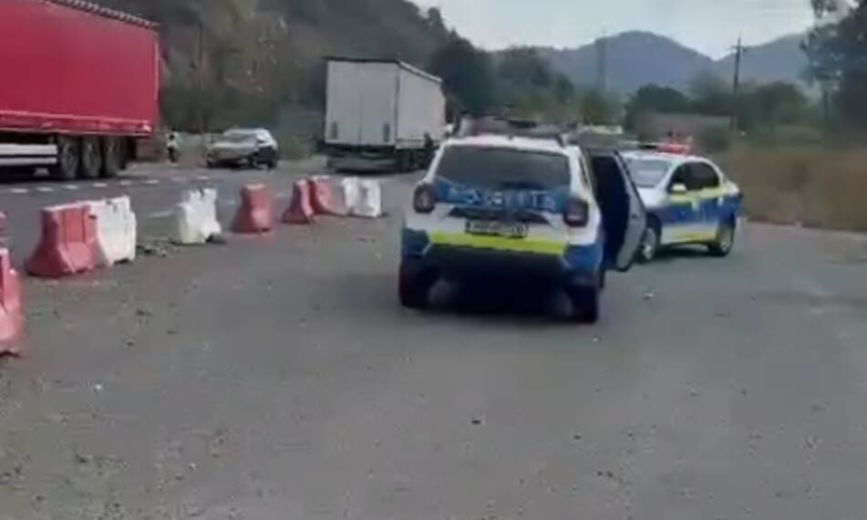 Focuri de armă și dispozitiv Spike pe DN6. Șofer urmărit de polițiști, cu peste 20 de infracțiuni rutiere