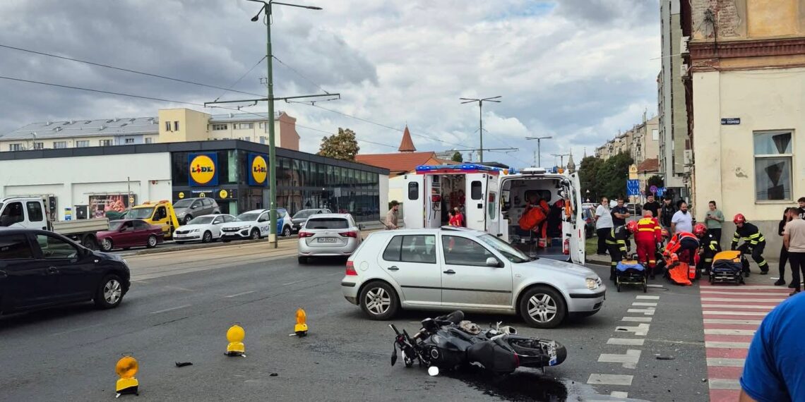 Accident pe strada Ștefan cel Mare din Timișoara. Motociclist rănit după impactul cu o mașină