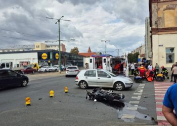 Accident pe strada Ștefan cel Mare din Timișoara. Motociclist rănit după impactul cu o mașină