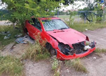 Amenzi de 1.000 de lei pentru proprietarii mașinilor abandonate la Timișoara. Zeci de sancțiuni, aplicate/Foto