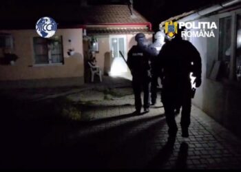 17 persoane, reținute după 33 de percheziții în Arad. Anchetatorii au descoperit droguri și alte probe/Video