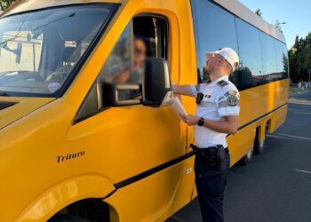 Conducător auto depistat sub influența alcoolului în timp ce transporta elevi