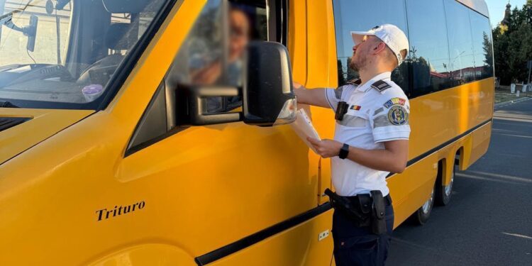 Conducător auto depistat sub influența alcoolului în timp ce transporta elevi
