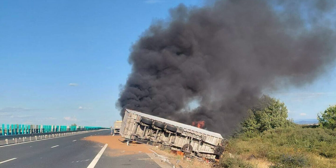 Incendiu pe autostrada A1, în apropiere de Lugoj. Un autotren încărcat cu peleți a luat foc