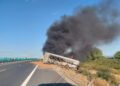 Incendiu pe autostrada A1, în apropiere de Lugoj. Un autotren încărcat cu peleți a luat foc