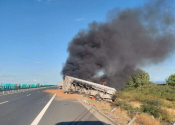 Incendiu pe autostrada A1, în apropiere de Lugoj. Un autotren încărcat cu peleți a luat foc