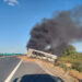 Incendiu pe autostrada A1, în apropiere de Lugoj. Un autotren încărcat cu peleți a luat foc