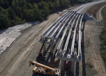 Lucrările avansează pe A1 Margina – Holdea. A început montarea grinzilor pe cel mai lung pasaj de pe traseu/Foto