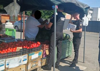 Acțiuni ale polițiștilor locali în piețele agro-alimentare – 1271 sancțiuni, 12 așa-ziși producători scoși din piețe și patru suspecți de modificări ilegale în carnetele de producător