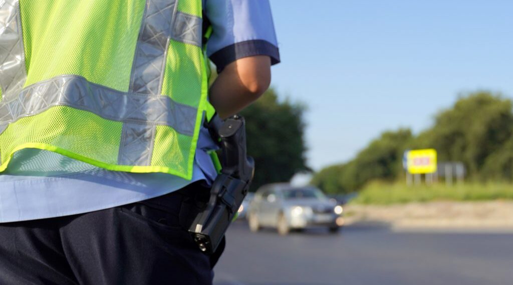 S-a dat drept polițist și i-ar fi cerut unei șoferițe bani