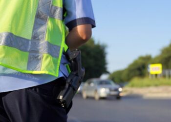 S-a dat drept polițist și i-ar fi cerut unei șoferițe bani