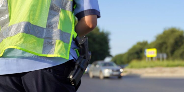 S-a dat drept polițist și i-ar fi cerut unei șoferițe bani
