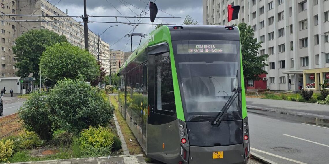 Bătaie în tramvai, la Reșița. Un tânăr de 20 de ani a fost reținut după ce ar fi lovit un bărbat în față