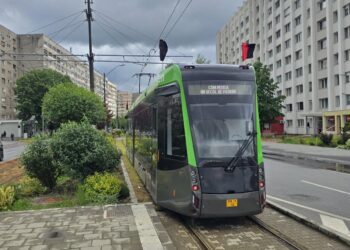 Bătaie în tramvai, la Reșița. Un tânăr de 20 de ani a fost reținut după ce ar fi lovit un bărbat în față