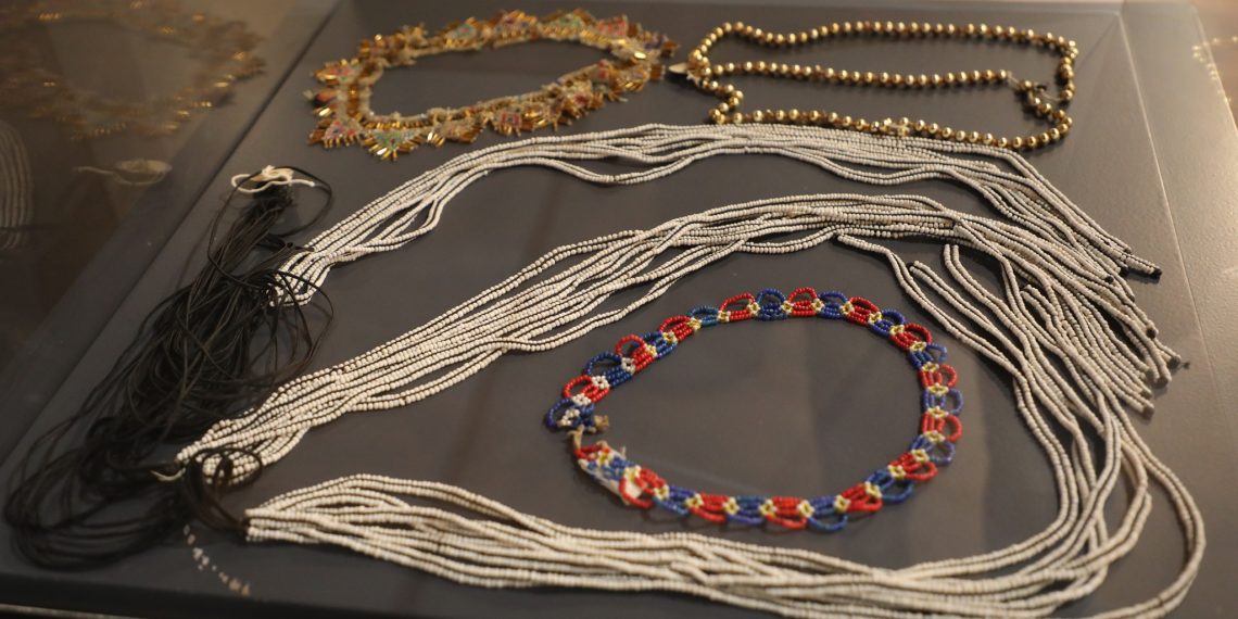 O lume țesută în simboluri: expoziție de costume populare la Muzeul Satului Bănățean