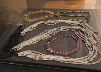 O lume țesută în simboluri: expoziție de costume populare la Muzeul Satului Bănățean