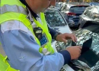 Gest de omenie al polițiștilor locali – portmoneu cu acte și bani găsit pe stradă, înapoiat posesorului