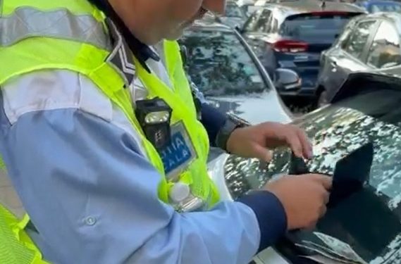 Gest de omenie al polițiștilor locali – portmoneu cu acte și bani găsit pe stradă, înapoiat posesorului