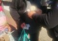 Pensionar de 77 de ani ajutat de polițiștii locali să-și recupereze portmoneul cu acte și bani pierdut în fața unei farmacii
