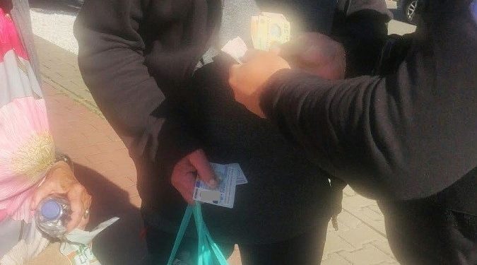 Pensionar de 77 de ani ajutat de polițiștii locali să-și recupereze portmoneul cu acte și bani pierdut în fața unei farmacii