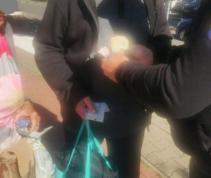 Pensionar de 77 de ani ajutat de polițiștii locali să-și recupereze portmoneul cu acte și bani pierdut în fața unei farmacii