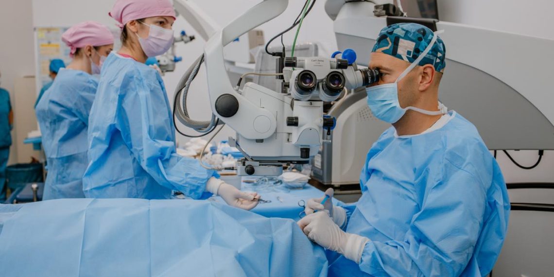 O clinică din Deva stabilește un record mondial în oftalmologie cu 130 de intervenții de înlocuire a cristalinului realizate într-o singură zi